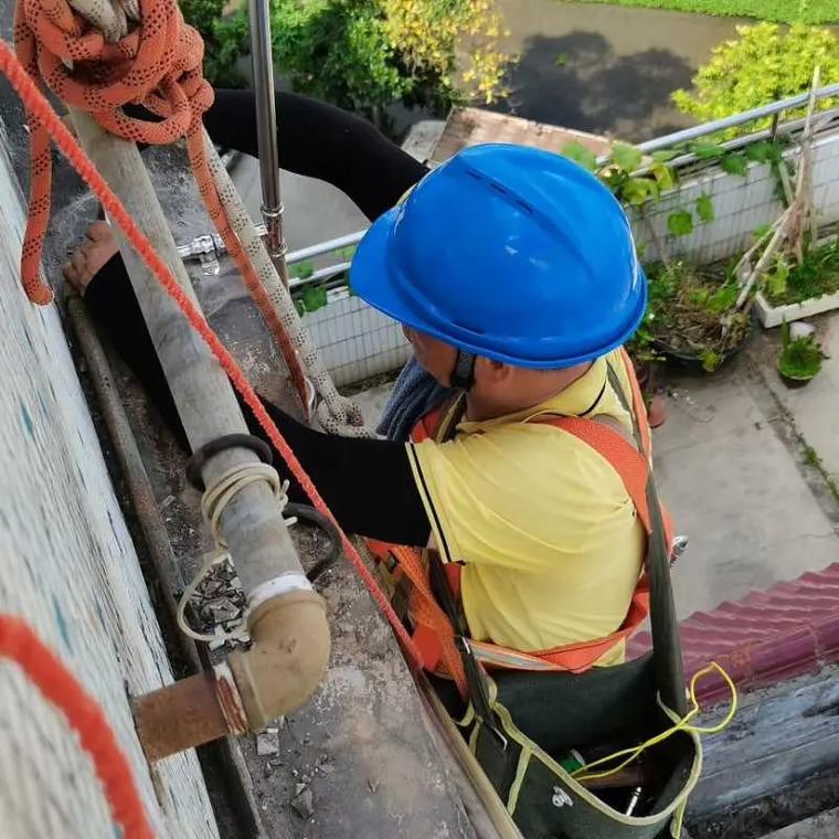 高空作業(yè) 專業(yè)家裝食品級304不銹鋼自來水管的更換與施工